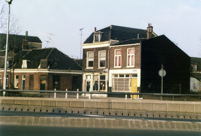 601364 Gezicht op de huizen Tromstraat 25 (rechts) en Tromstraat 27 (midden) te Utrecht, met links het huis Tromstraat ...